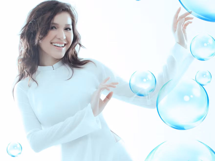 Huỳnh Phạm Ngọc: Gợi cảm cùng áo dài