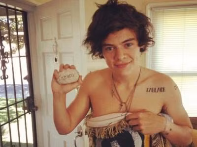 One Direction thi nhau lột áo khoe hình xăm