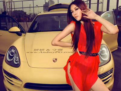 Mẫu xinh khoe dáng nóng bỏng bên Porsche