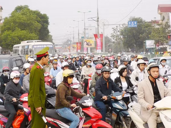 Không nên thu qua xăng dầu