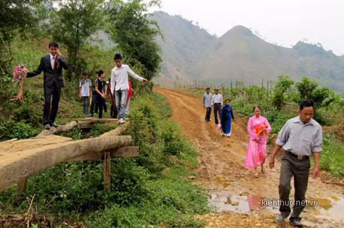 ‘Siêu đám cưới’: Chú rể cõng cô dâu cuốc bộ… 3km