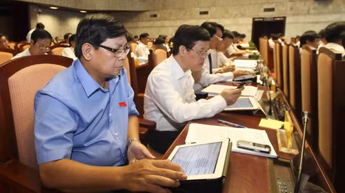 Tranh cãi đại biểu HĐND dùng iPad