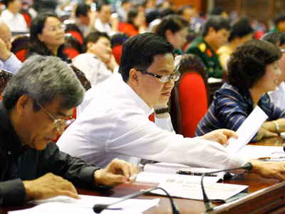 Hơn 80% đại biểu đồng ý thông qua nghị quyết về dự toán ngân sách Nhà nước năm 2011. Ảnh: Hồng Vĩnh