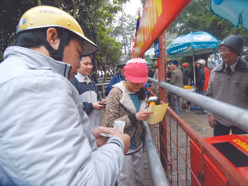 Cảnh mua bán ấn vẫn diễn ra ở đền Trần