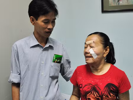 Cô gái hóa bà lão đang dần trẻ lại