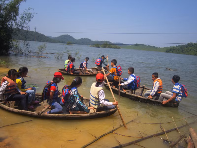 Cám cảnh học sinh miền núi chèo thuyền đi học
