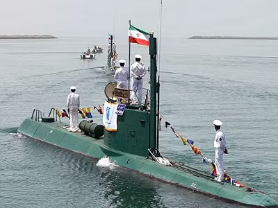 Iran trình làng tàu chiến nội địa mang tên lửa