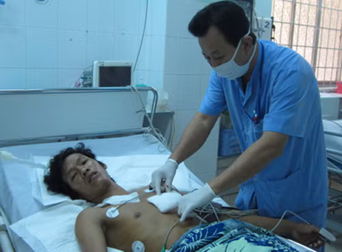 Cứu sống người tự lấy dao đâm thủng tim