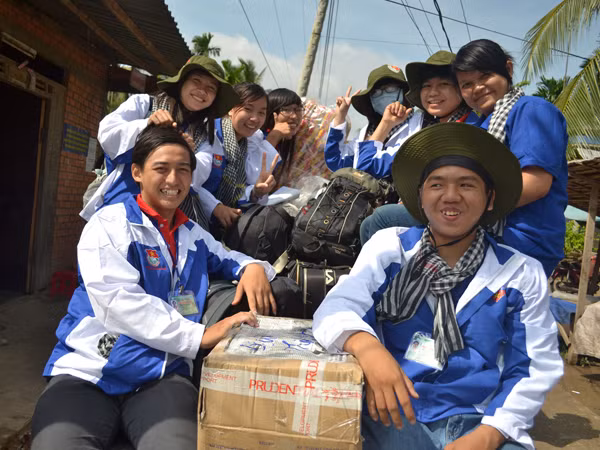 Niềm vui tình nguyện của bạn trẻ Bến Tre khi đến vùng khó khăn ở Giồng Trôm. Ảnh: CTV