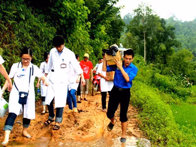 Sinh viên ĐH Y Hà Nội trong một chuyến tình nguyện Ảnh: T.L