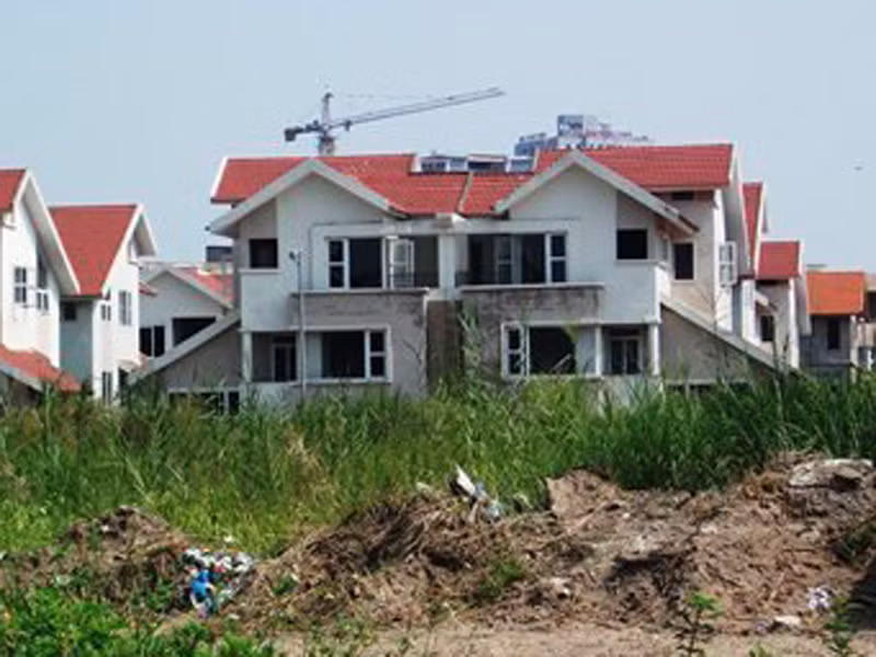 Trồng cỏ, bán hàng trên 'phế tích' triệu đô