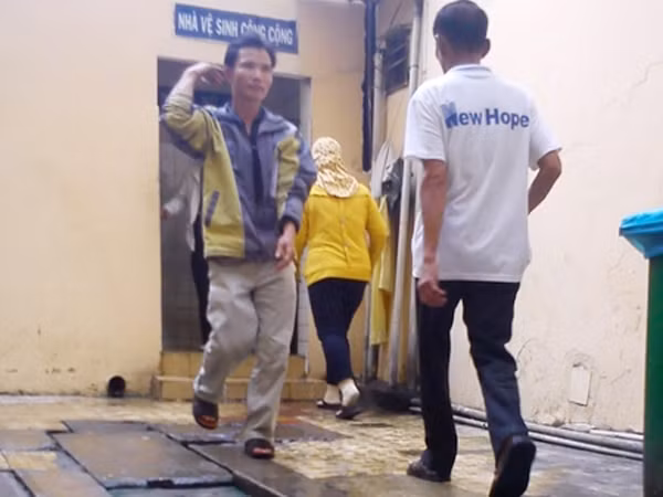 Kinh hoàng nhà vệ sinh bệnh viện, trường học