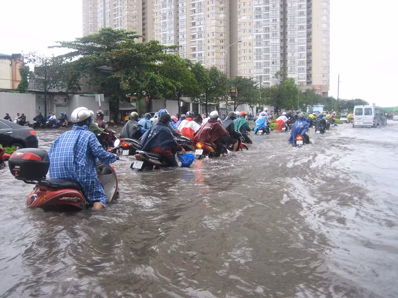 Nhiều tuyến đường ngập sâu trong nước
