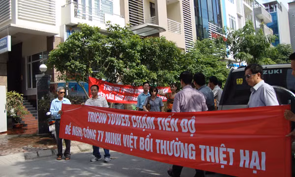 Khách hàng vây trụ sở Công ty Minh Việt