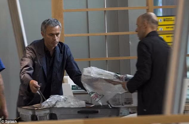Mourinho vội vàng nhai chiếc bánh rán