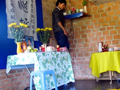 Hàng xóm sắp xếp bài vị cho cháu Phụng