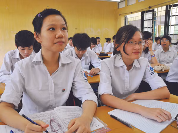 Khối THPT được dùng 70% học phí chi cho lương. Ảnh: Hồng Vĩnh