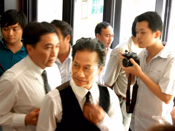 Họp báo chui, đêm diễn bỏ ngỏ