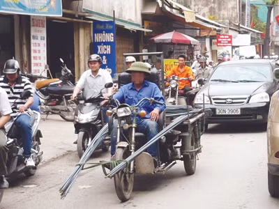 Xe ba bánh tự chế tung hoành trên phố