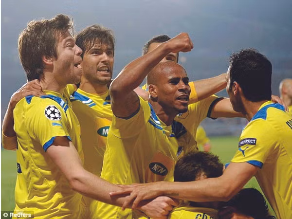 Niềm vui của các cầu thủ APOEL Nicosia sau khi giành quyền vào tứ kết Ảnh: Reuter