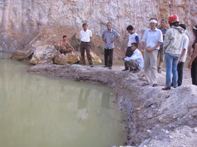 Hai mẹ con chết đuối dưới hố công trình