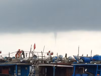 Vòi rồng đen kịt ngoài khơi biển Thừa Thiên-Huế