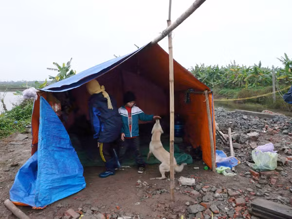 Vợ con ông Vươn, ông Quý dựng lều ở trên nền nhà đã bị san phẳng. Ảnh: Lam Khê