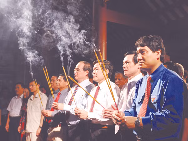 Ngày 26-7, lãnh đạo Chính phủ, Bộ Thông tin Truyền thông, T.Ư Đoàn, tỉnh Thái Nguyên... thắp hương tưởng niệm các anh hùng liệt sĩ tại Đại Từ - Thái Nguyên. Đêm cùng ngày tuổi trẻ cả nước cùng thắp nến tri ân tại các nghĩa trang liệt sĩ Ảnh: P.V