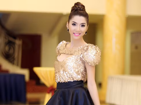 Ngọc Quyên khoe khéo ngực đầy gợi cảm