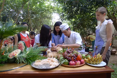 'Thổi' tình yêu quê hương qua đồ chơi dân gian
