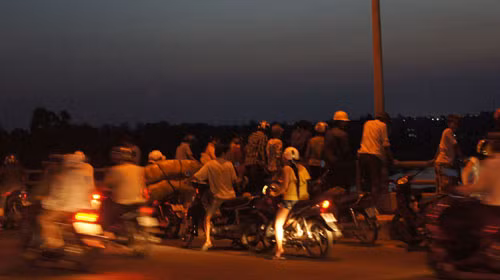 Để xe máy trên cầu, cô gái trẻ đẹp nhảy sông tự tử