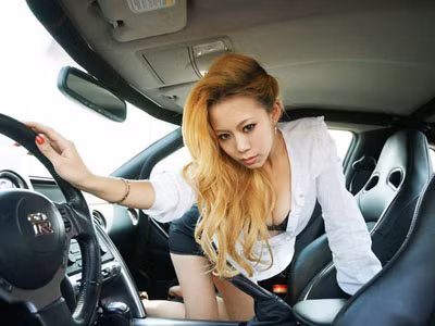 Người mẫu gợi cảm bên xế đua GT-R