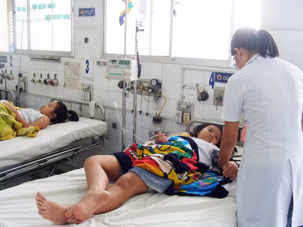 Dịch tay chân miệng đã hạ nhiệt nhưng vẫn có nguy cơ bùng phát vào tháng 10 và tháng 11. Ảnh: L.N