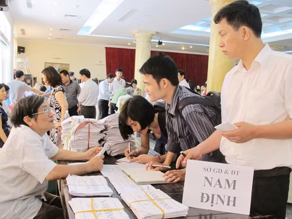 Sở GD&ĐT bàn giao hồ sơ cho các trường ĐH ngày 10-5-2012 Ảnh : Hồ Thu