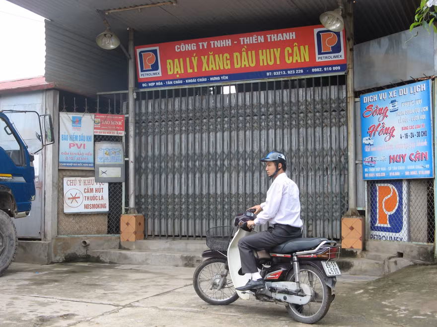 Dân khổ vi cây xăng 'găm' hàng