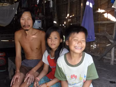 Bà 80 tuổi, cha tâm thần, em trai thần kinh không bình thường