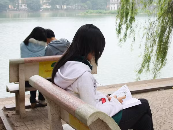 Không ít bạn trẻ cô đơn phải thuê người yêu về quê dịp Tết. Ảnh: Xuân Phú