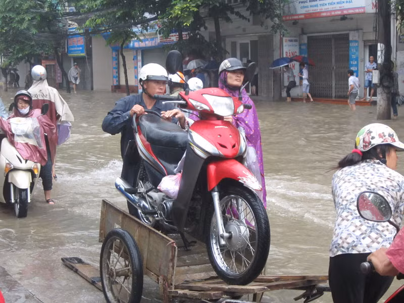 Kiếm bộn tiền dịch vụ chở người qua đường ngập