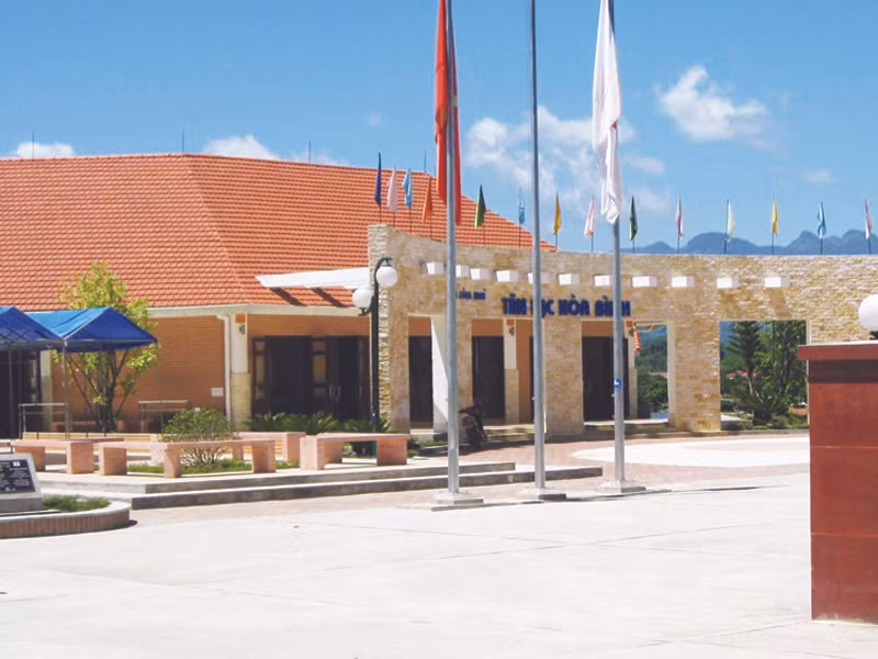 Trạm nghỉ Mường Khến (Hòa Bình) được đầu tư khá bài bản nhưng hầu như không có xe dừng nghỉ. Ảnh: Trần Võ
