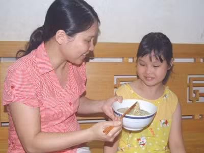Quản lý mì ăn liền dùng phẩm vàng E102 còn là trách nhiệm của Bộ Công Thương Ảnh: Q.D