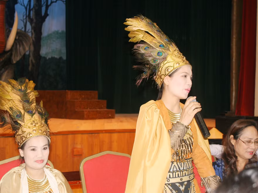 Tiểu thư 'đánh vật' với bà Trưng