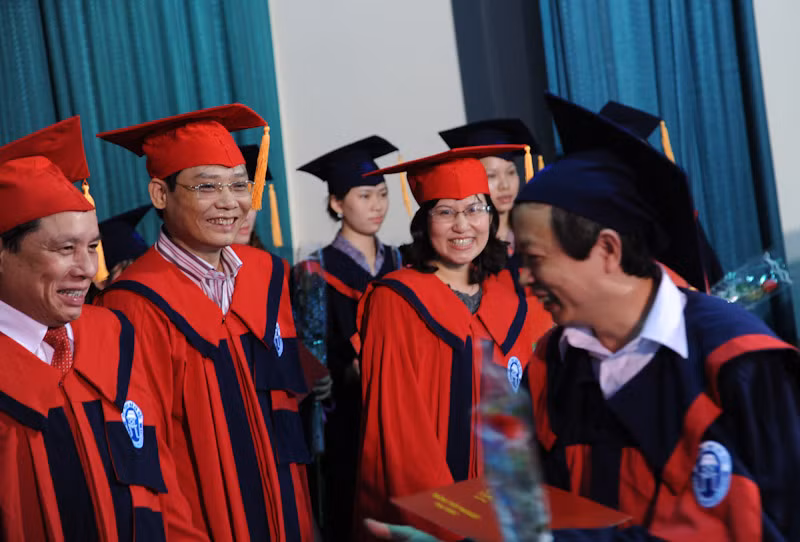 Trao bằng cử nhân cho 242 học viên