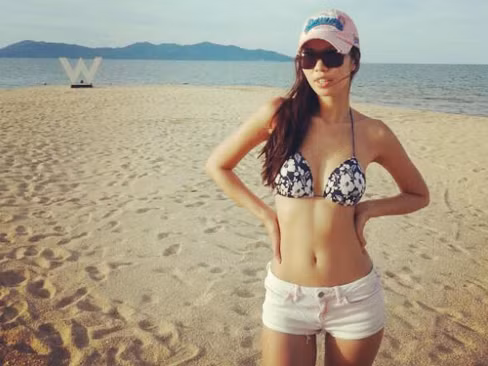 Đi 'hành xác', Hà Anh vẫn bốc lửa với bikini