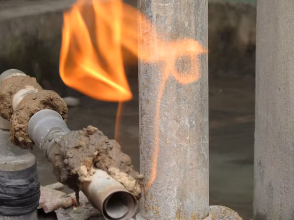 Lỗ khoan giếng bốc cháy là do khí metan