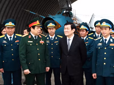 Chủ tịch nước thăm trung đoàn không quân anh hùng