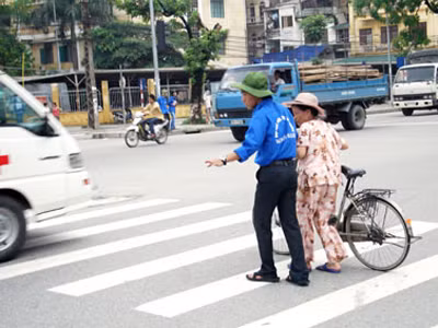 Thanh niên tình nguyện giúp người dân qua đường Ảnh: M.N