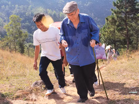Kỳ nhân Tây dịch Văn bia trên am Ngọa Vân
