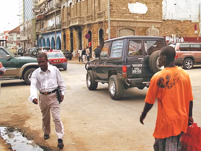 Người Việt mưu sinh ở Angola: Giàu sang & nước mắt