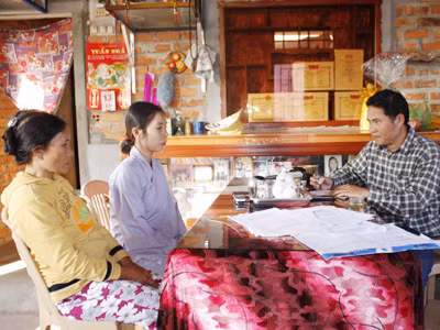 PV Tiền Phong tiếp xúc với hai mẹ con bà Nguyệt tại nhà Ảnh: Nguyễn Thành