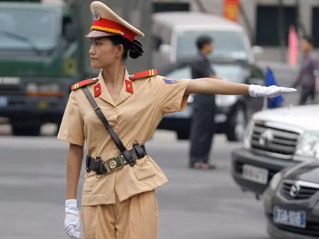 ‘Phái đẹp’ làm cảnh sát giao thông tốt hay không?